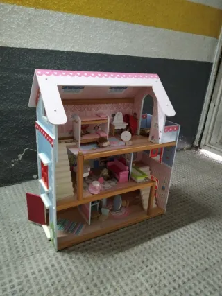 Casita de muñecas de madera