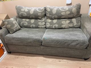 Sofá cama  de tela beige y gris