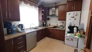 Cocina completa con encimera de mármol