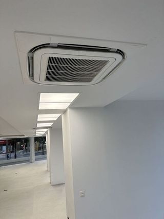 Oficina en alquiler en Playa de la Fontanilla en Marbella