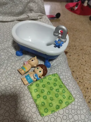 Bañera Cocomelon con 2 muñecos
