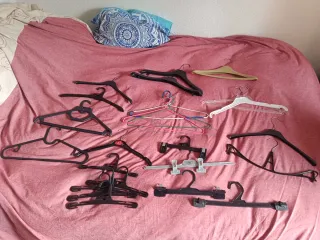 Lote de 15 perchas variadas