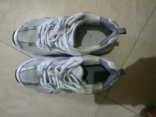 Zapatillas New Balance plateadas y blancas