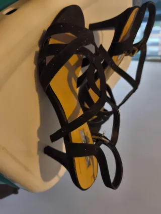 Sandalias tacón negras con detalles dorados