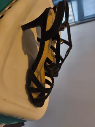 Sandalias tacón negras con detalles dorados