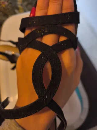 Sandalias tacón negras con detalles dorados