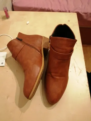 Botines marrones con hebilla dorada