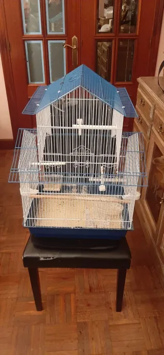 Jaula para pájaros azul y blanca