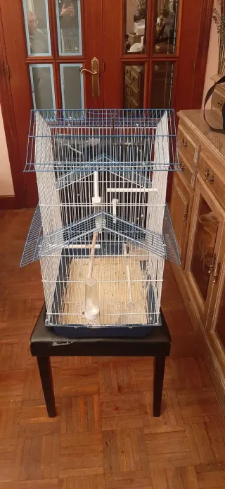 Jaula para pájaros azul y blanca