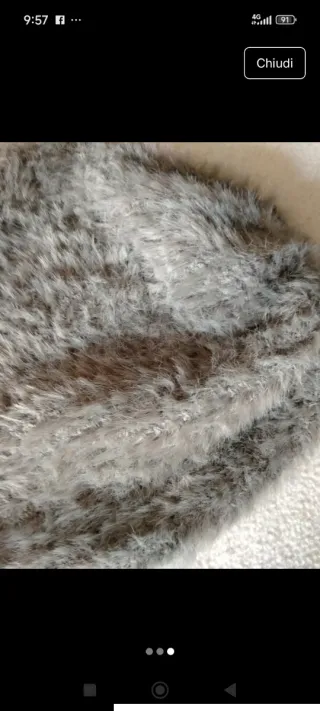 Berretto grigio in pelliccia sintetica