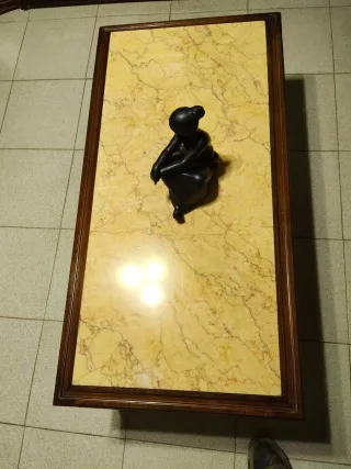 Mesa baja madera tallada y mármol