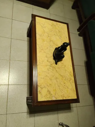 Mesa baja madera tallada y mármol