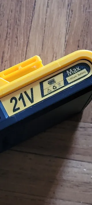 Taladro Percutor Suby con 2 Baterías y Maletín