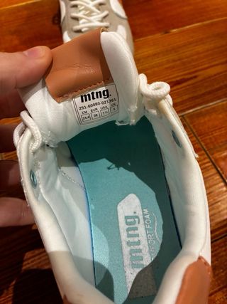 Zapatillas Mustang Beige y Blancas