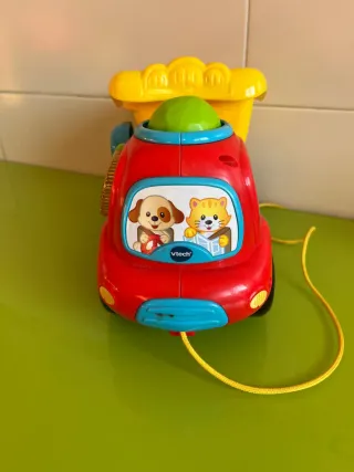 Camión de juguete con remolque y bolas