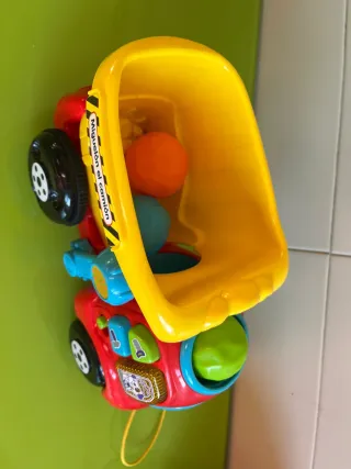 Camión de juguete con remolque y bolas