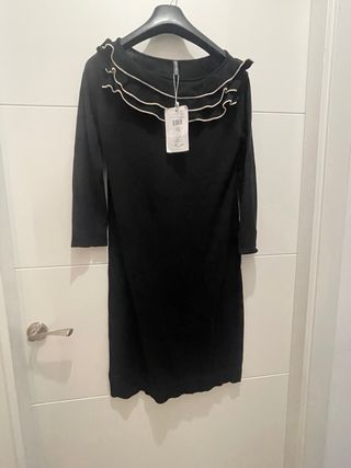 Vestido NAF NAF negro con volantes
