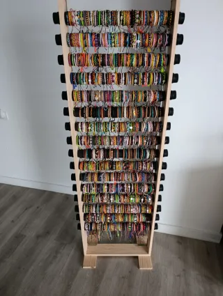 Expositor de pulseras de madera