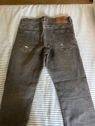 Vaqueros Zara niño gris rotos T.13-14