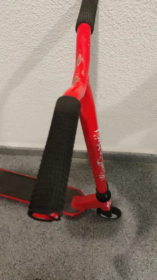 Patinete rojo Decathlon acrobatico