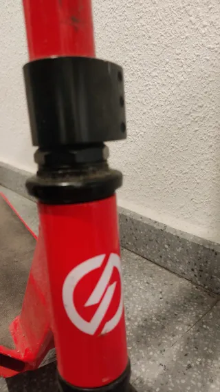 Patinete rojo Decathlon acrobatico