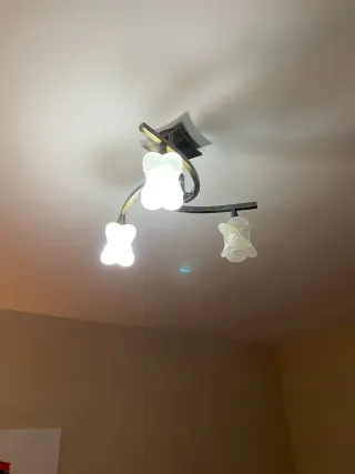 Lámpara de techo dorada y transparente