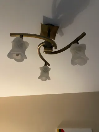 Lámpara de techo dorada y transparente