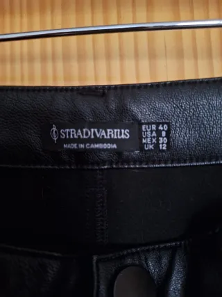 Pantalones Stradivarius efecto piel negros