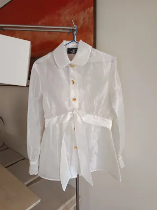 Blusa organza blanca con botones dorados