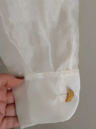 Blusa organza blanca con botones dorados