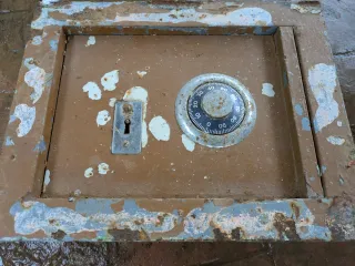 Caja Fuerte Antigua con Combinación y llave