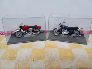 2 Motos a Escala (Rojo y Azul)