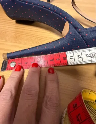 Zapatos de tacón azul con lunares rojos