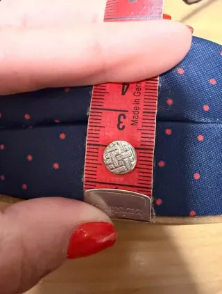 Zapatos de tacón azul con lunares rojos