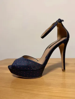 Zapatos de tacón azul con lunares rojos