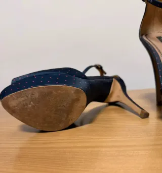 Zapatos de tacón azul con lunares rojos