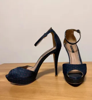 Zapatos de tacón azul con lunares rojos