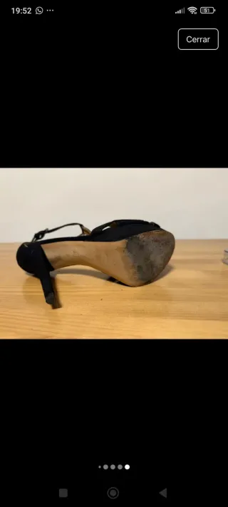 Zapatos de tacón azul con lunares rojos