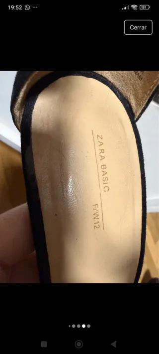 Zapatos de tacón azul con lunares rojos