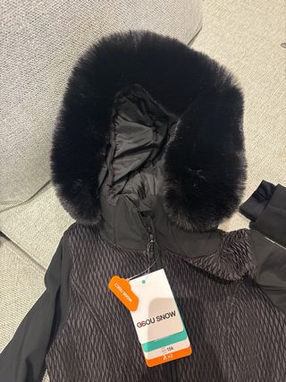 Mono de esquí negro con capucha de pelo