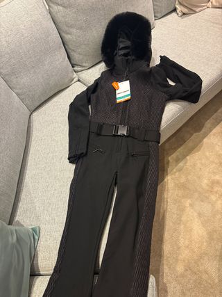 Mono de esquí negro con capucha de pelo