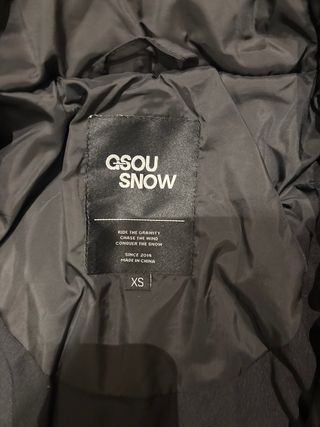 Mono de esquí negro con capucha de pelo