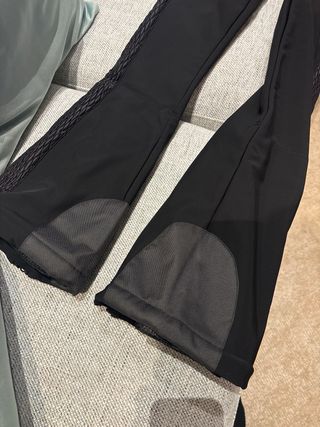 Mono de esquí negro con capucha de pelo