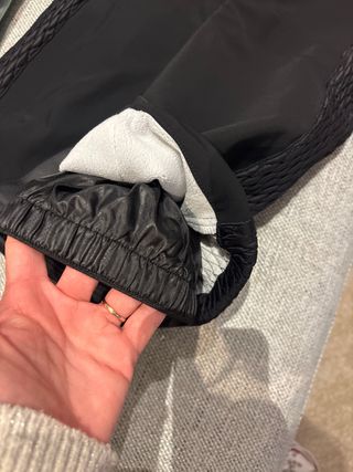 Mono de esquí negro con capucha de pelo