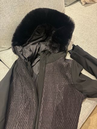 Mono de esquí negro con capucha de pelo