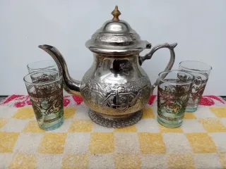 Tetera y 4 vasos decorados