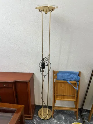 Lámpara de pie dorada y transparente