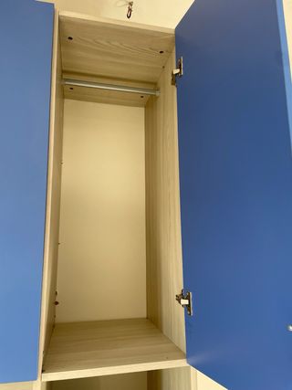 Camera a ponte blu e legno