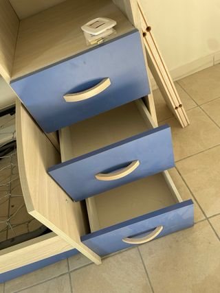 Camera a ponte blu e legno