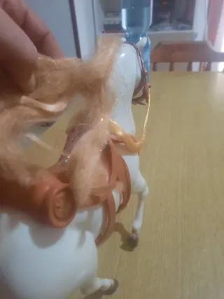 Cavallo giocattolo bianco con sella